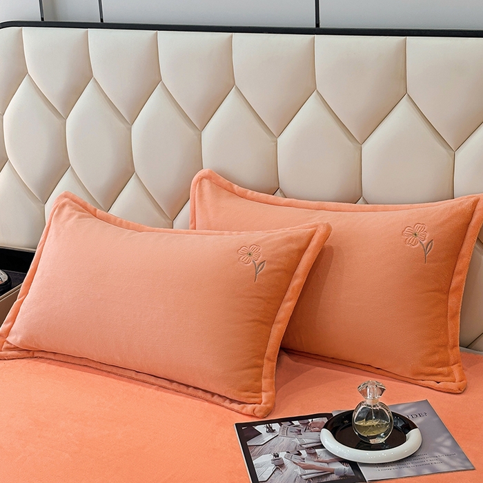 91家纺网 家纺一手货源 找家纺 织雅漫 2025新款牛奶绒绣花四件套 橘橙