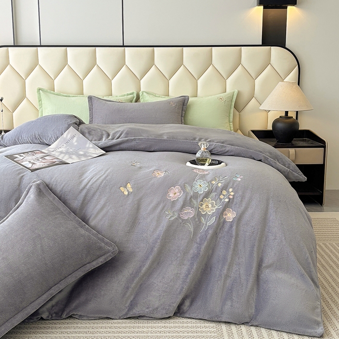 91家纺网 家纺一手货源 找家纺 织雅漫 2025新款牛奶绒绣花四件套 山灰