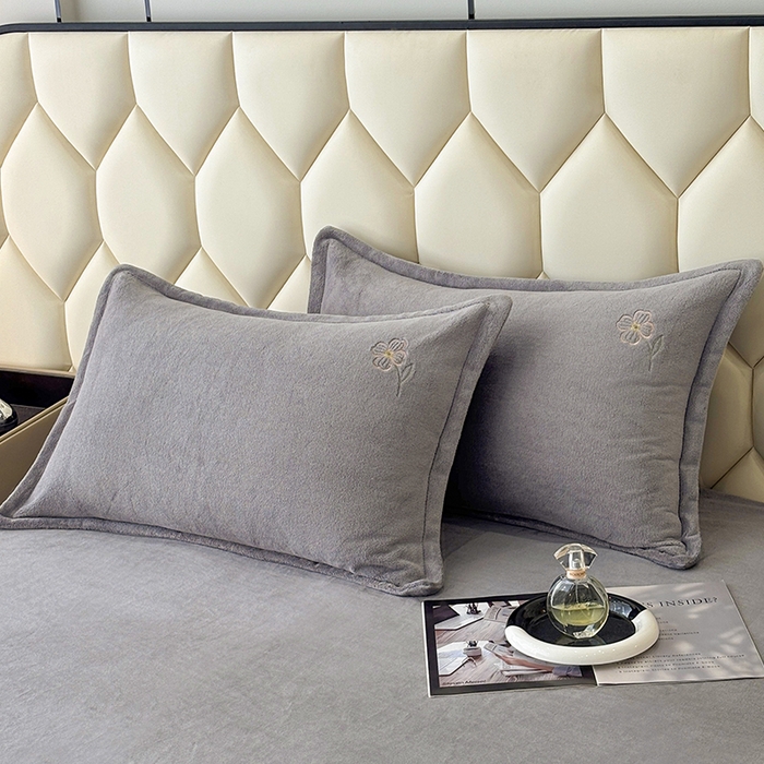 91家纺网 家纺一手货源 找家纺 织雅漫 2025新款牛奶绒绣花四件套 山灰