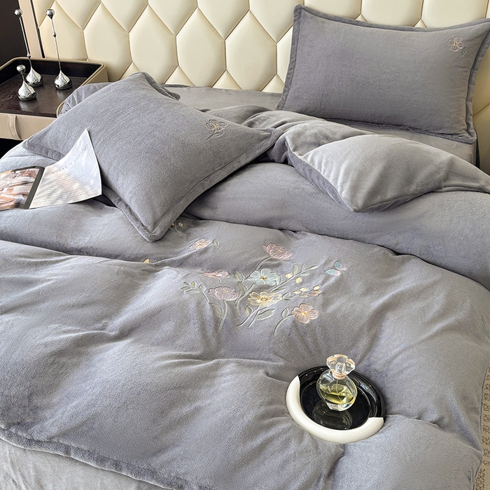 91家纺网 家纺一手货源 找家纺 织雅漫 2025新款牛奶绒绣花四件套 山灰