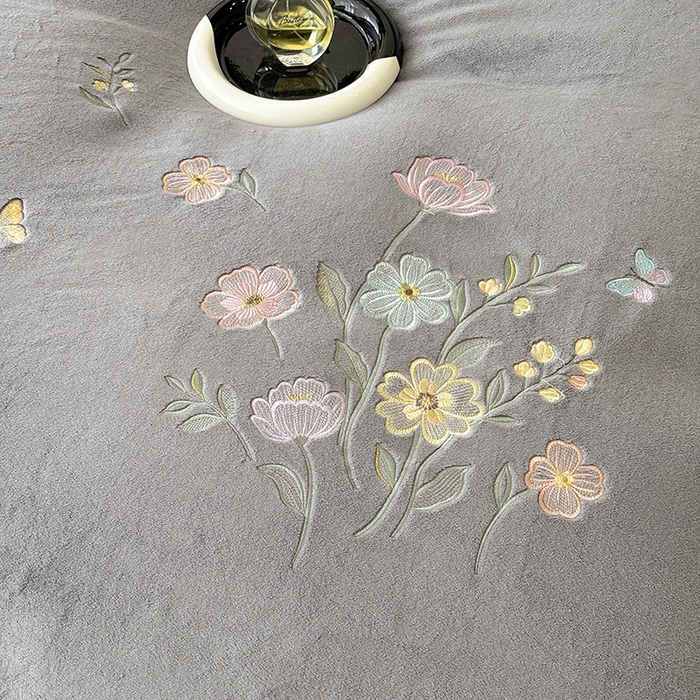 91家纺网 家纺一手货源 找家纺 织雅漫 2025新款牛奶绒绣花四件套 山灰