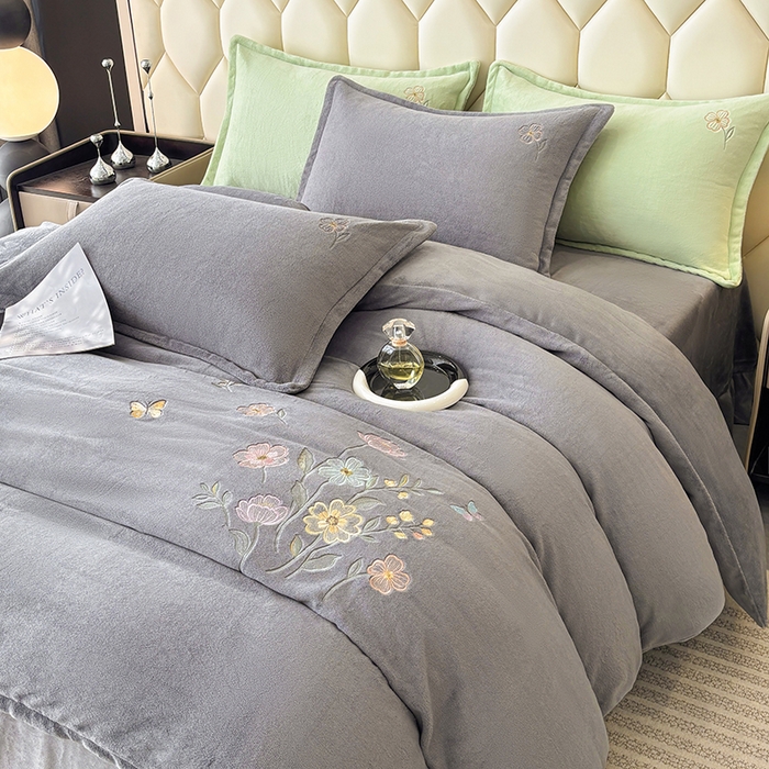 91家纺网 家纺一手货源 找家纺 织雅漫 2025新款牛奶绒绣花四件套 山灰