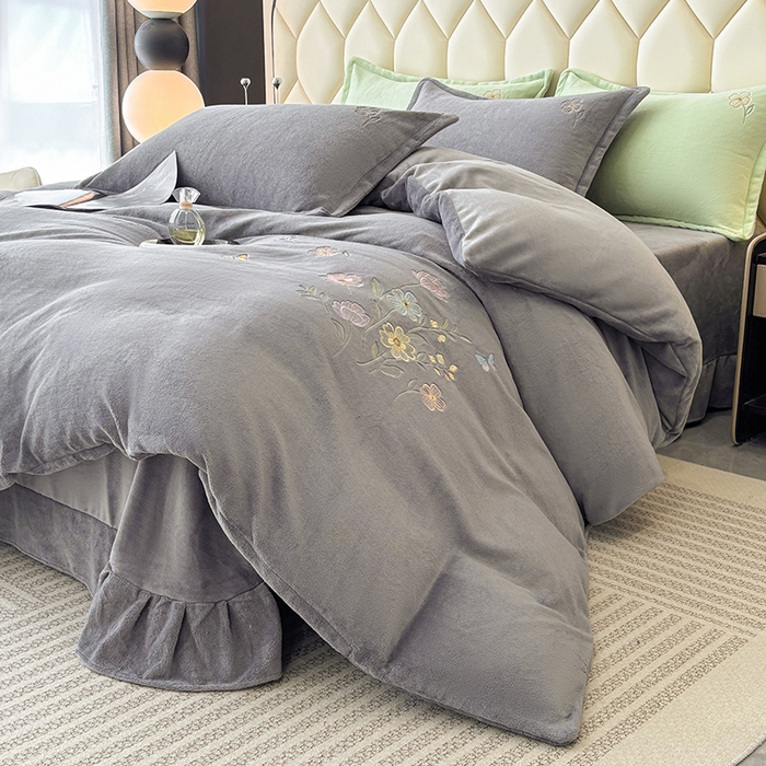 91家纺网 家纺一手货源 找家纺 织雅漫 2025新款牛奶绒绣花四件套 山灰