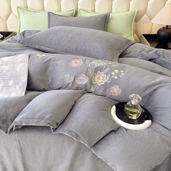 91家纺网 家纺一手货源 找家纺 织雅漫 2025新款牛奶绒绣花四件套 山灰