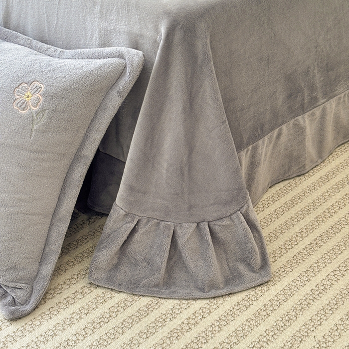 91家纺网 家纺一手货源 找家纺 织雅漫 2025新款牛奶绒绣花四件套 山灰