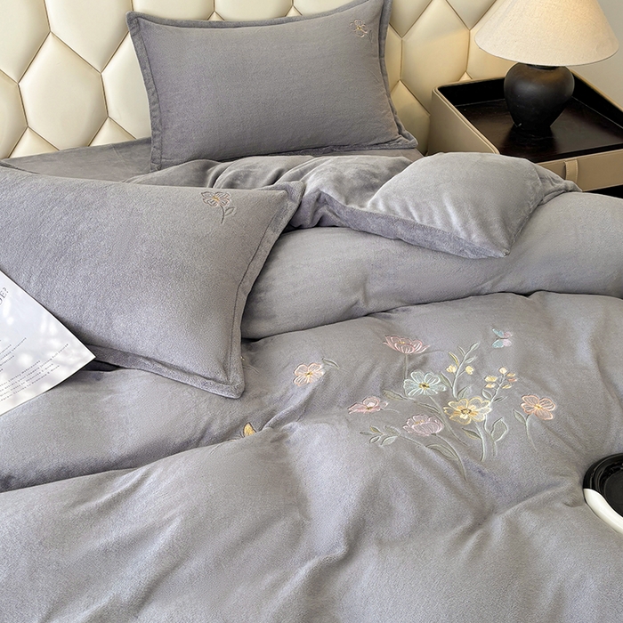 91家纺网 家纺一手货源 找家纺 织雅漫 2025新款牛奶绒绣花四件套 山灰