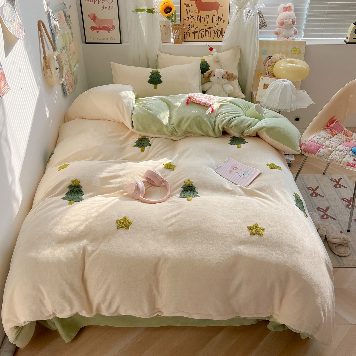 91家纺网 家纺一手货源 找家纺 韩都家居 2025新款牛奶绒毛巾绣四件套-系列一 圣诞树