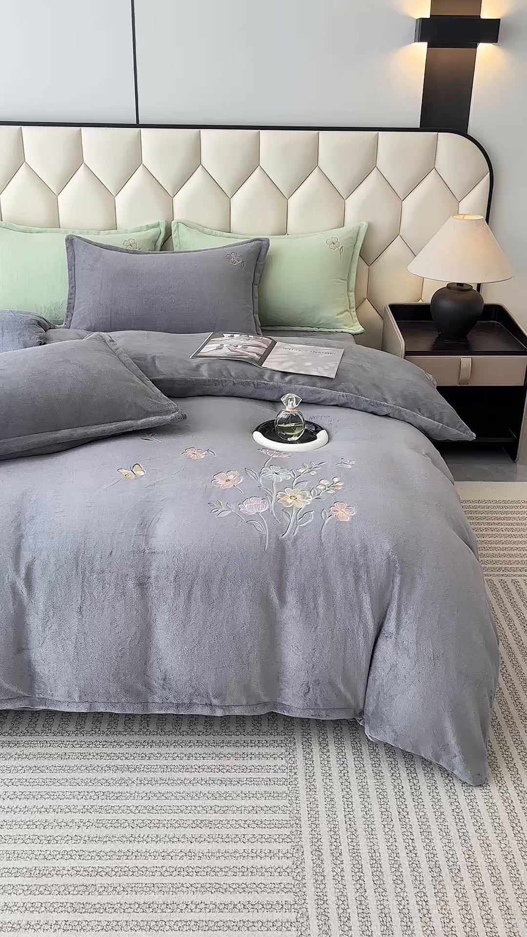 91家纺网 家纺一手货源 找家纺 织雅漫 2025新款牛奶绒绣花四件套 山灰