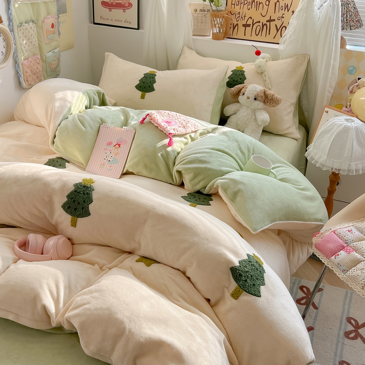 91家纺网 家纺一手货源 找家纺 韩都家居 2025新款牛奶绒毛巾绣四件套-系列一 圣诞树