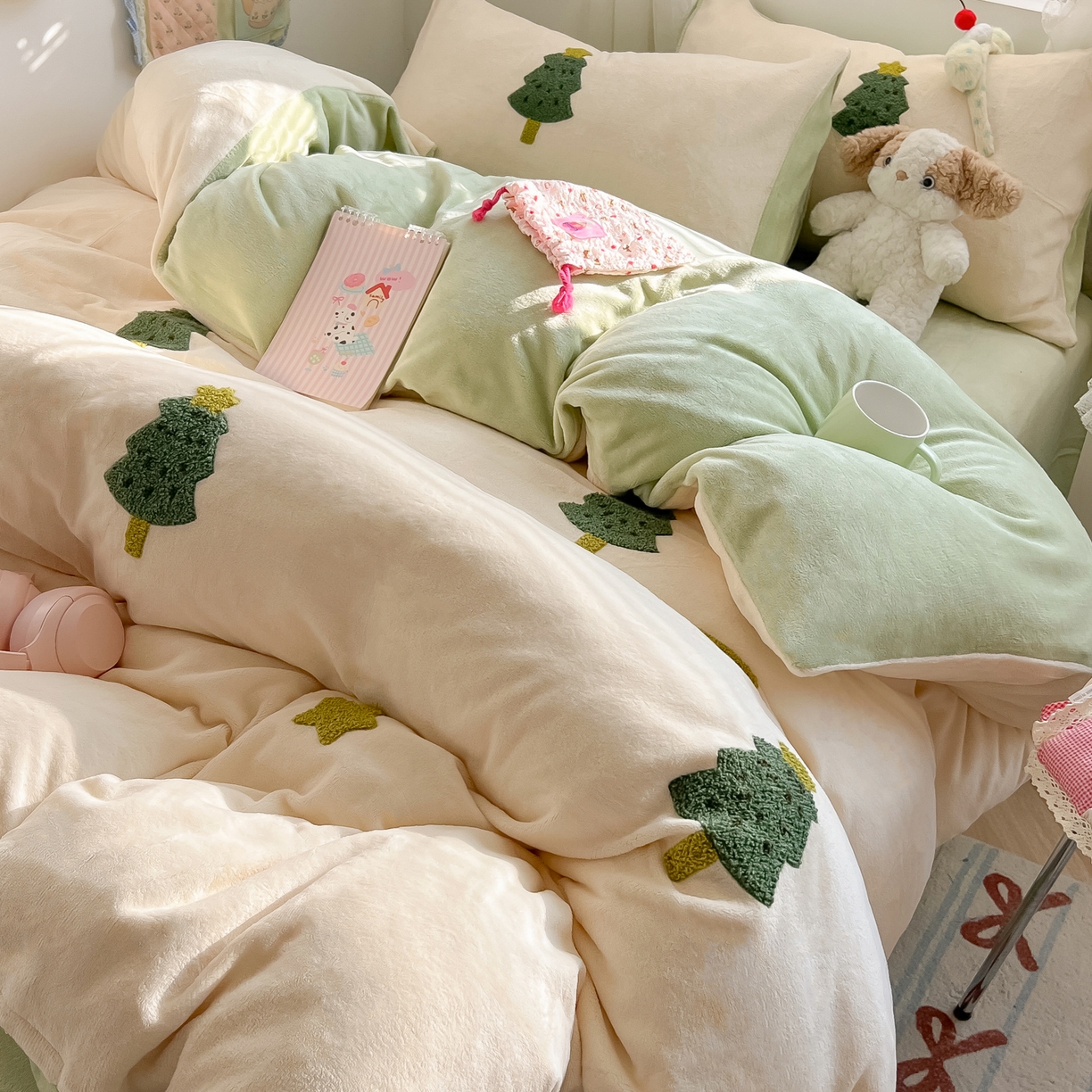 91家纺网 家纺一手货源 找家纺 韩都家居 2025新款牛奶绒毛巾绣四件套-系列一 圣诞树