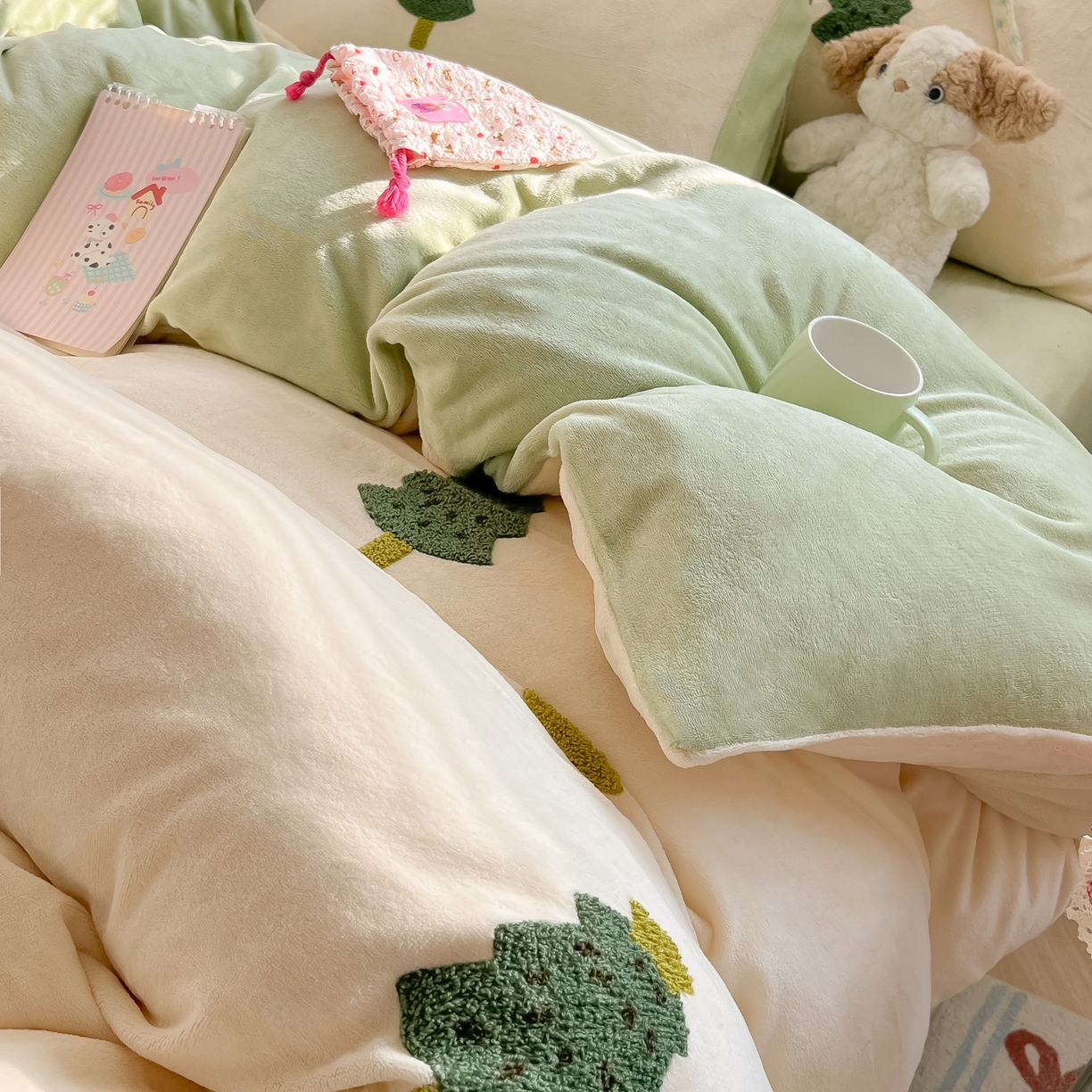 91家纺网 家纺一手货源 找家纺 韩都家居 2025新款牛奶绒毛巾绣四件套-系列一 圣诞树