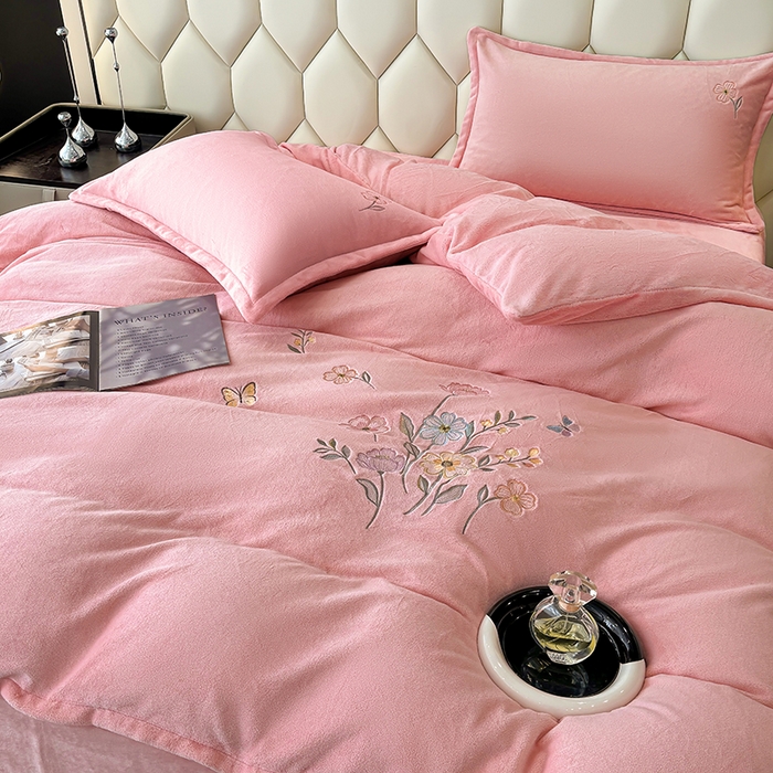 91家纺网 家纺一手货源 找家纺 织雅漫 2025新款牛奶绒绣花四件套 桃粉