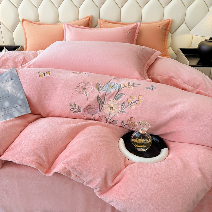 91家纺网 家纺一手货源 找家纺 织雅漫 2025新款牛奶绒绣花四件套 桃粉