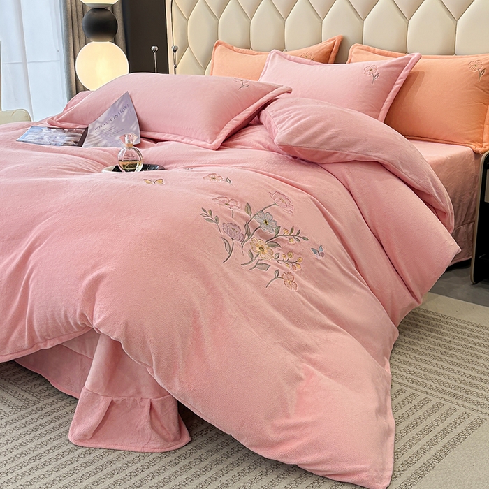 91家纺网 家纺一手货源 找家纺 织雅漫 2025新款牛奶绒绣花四件套 桃粉