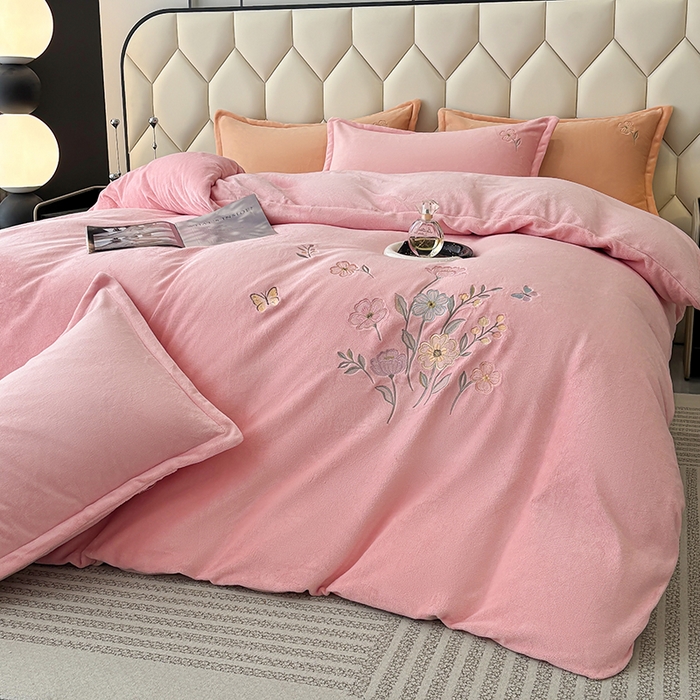 91家纺网 家纺一手货源 找家纺 织雅漫 2025新款牛奶绒绣花四件套 桃粉