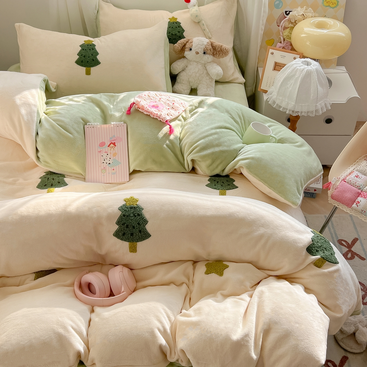 91家纺网 家纺一手货源 找家纺 韩都家居 2025新款牛奶绒毛巾绣四件套-系列一 圣诞树