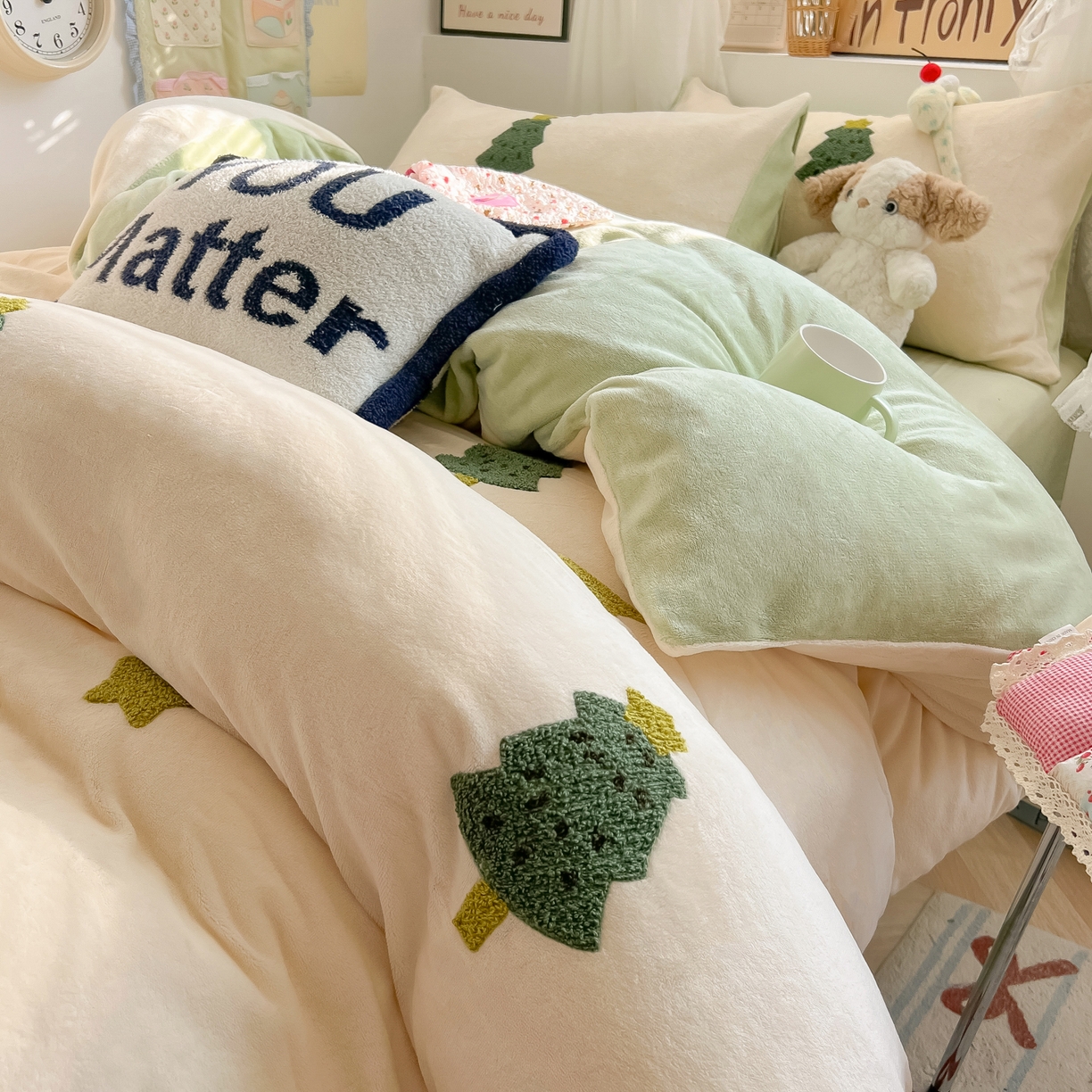 91家纺网 家纺一手货源 找家纺 韩都家居 2025新款牛奶绒毛巾绣四件套-系列一 圣诞树