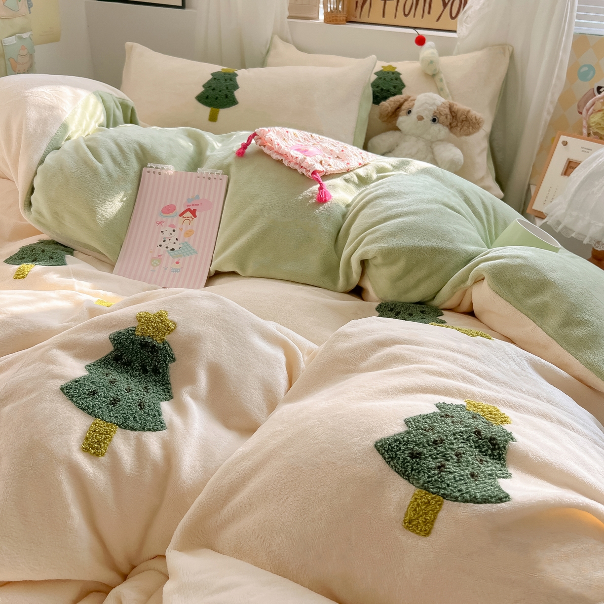 91家纺网 家纺一手货源 找家纺 韩都家居 2025新款牛奶绒毛巾绣四件套-系列一 圣诞树