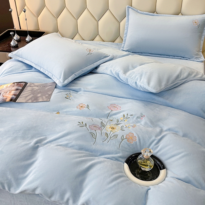 91家纺网 家纺一手货源 找家纺 织雅漫 2025新款牛奶绒绣花四件套 天蓝