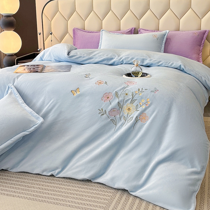 91家纺网 家纺一手货源 找家纺 织雅漫 2025新款牛奶绒绣花四件套 天蓝