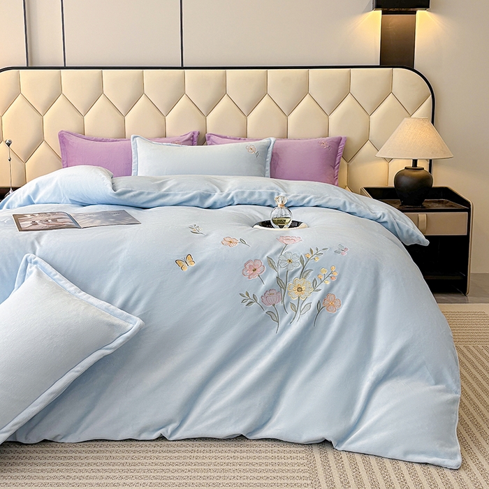 91家纺网 家纺一手货源 找家纺 织雅漫 2025新款牛奶绒绣花四件套 天蓝