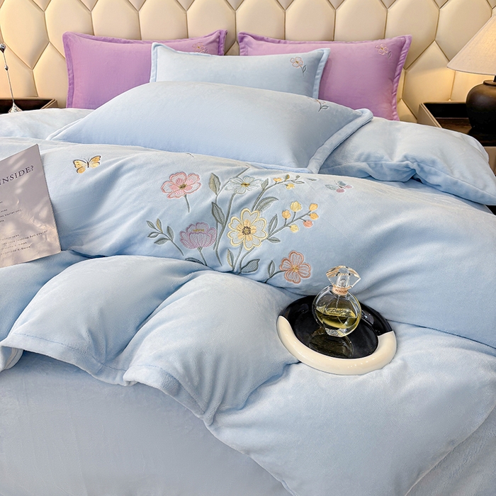 91家纺网 家纺一手货源 找家纺 织雅漫 2025新款牛奶绒绣花四件套 天蓝