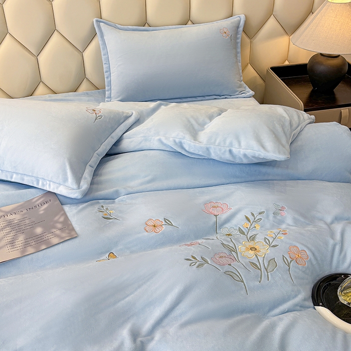 91家纺网 家纺一手货源 找家纺 织雅漫 2025新款牛奶绒绣花四件套 天蓝