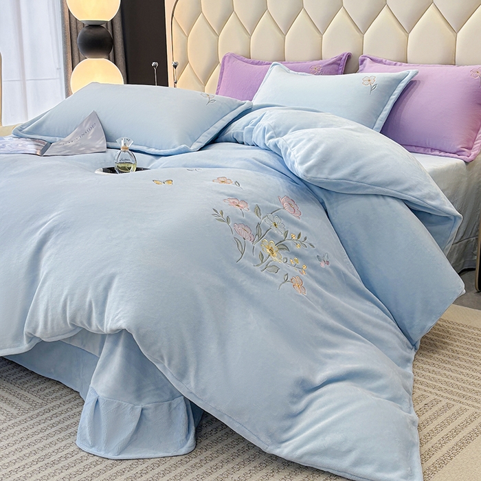 91家纺网 家纺一手货源 找家纺 织雅漫 2025新款牛奶绒绣花四件套 天蓝