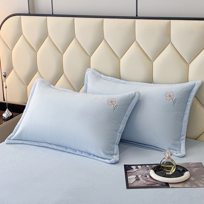 91家纺网 家纺一手货源 找家纺 织雅漫 2025新款牛奶绒绣花四件套 天蓝