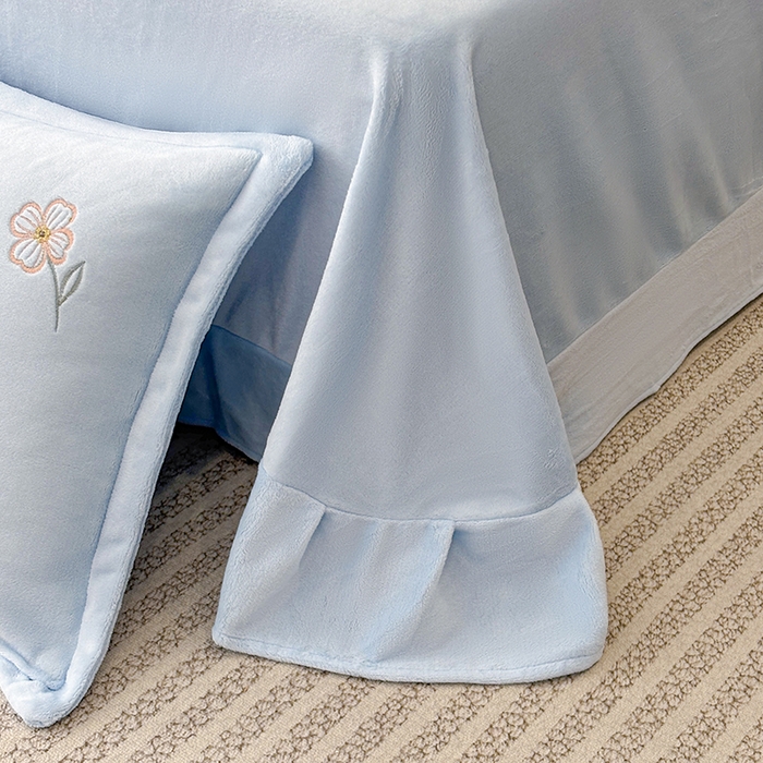 91家纺网 家纺一手货源 找家纺 织雅漫 2025新款牛奶绒绣花四件套 天蓝