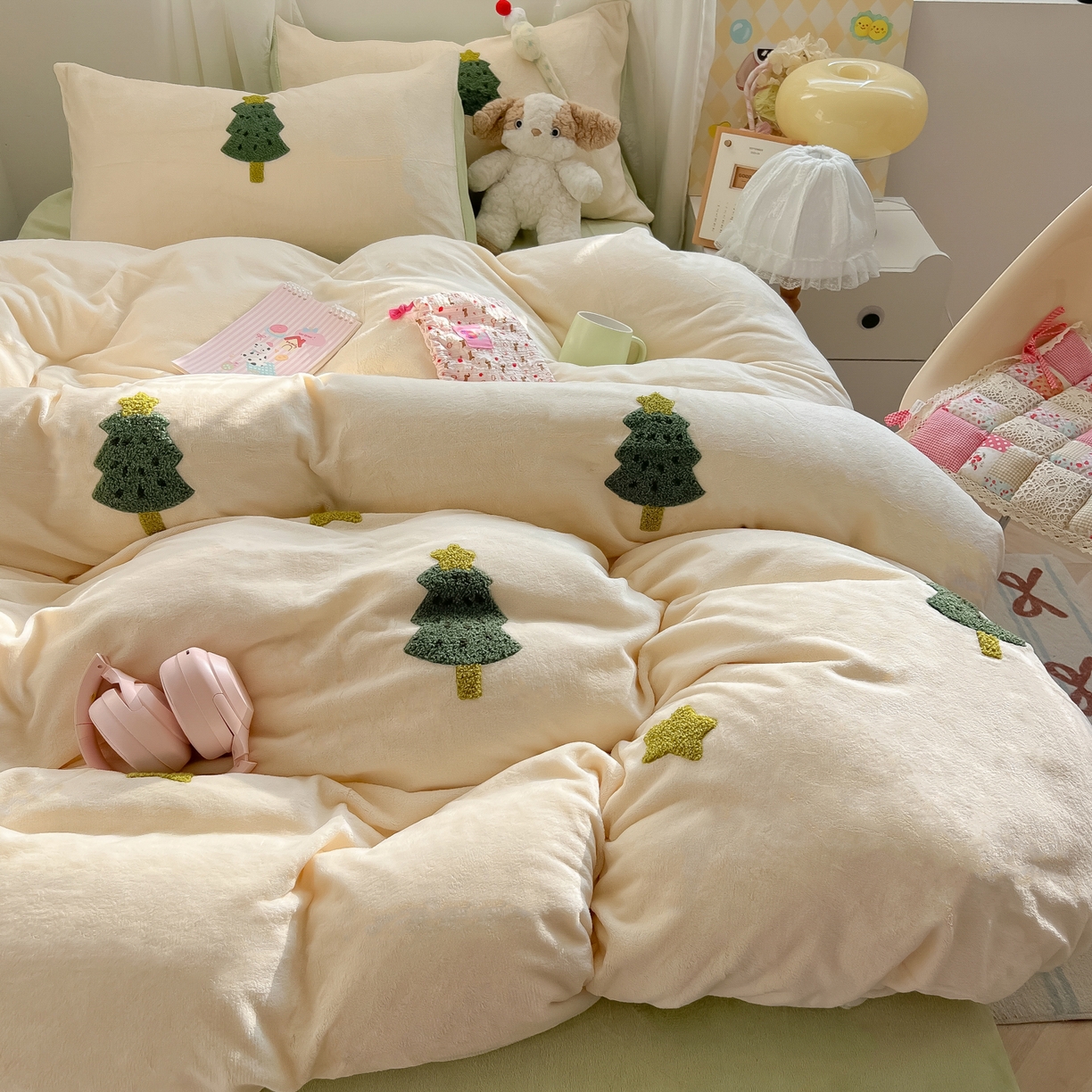 91家纺网 家纺一手货源 找家纺 韩都家居 2025新款牛奶绒毛巾绣四件套-系列一 圣诞树