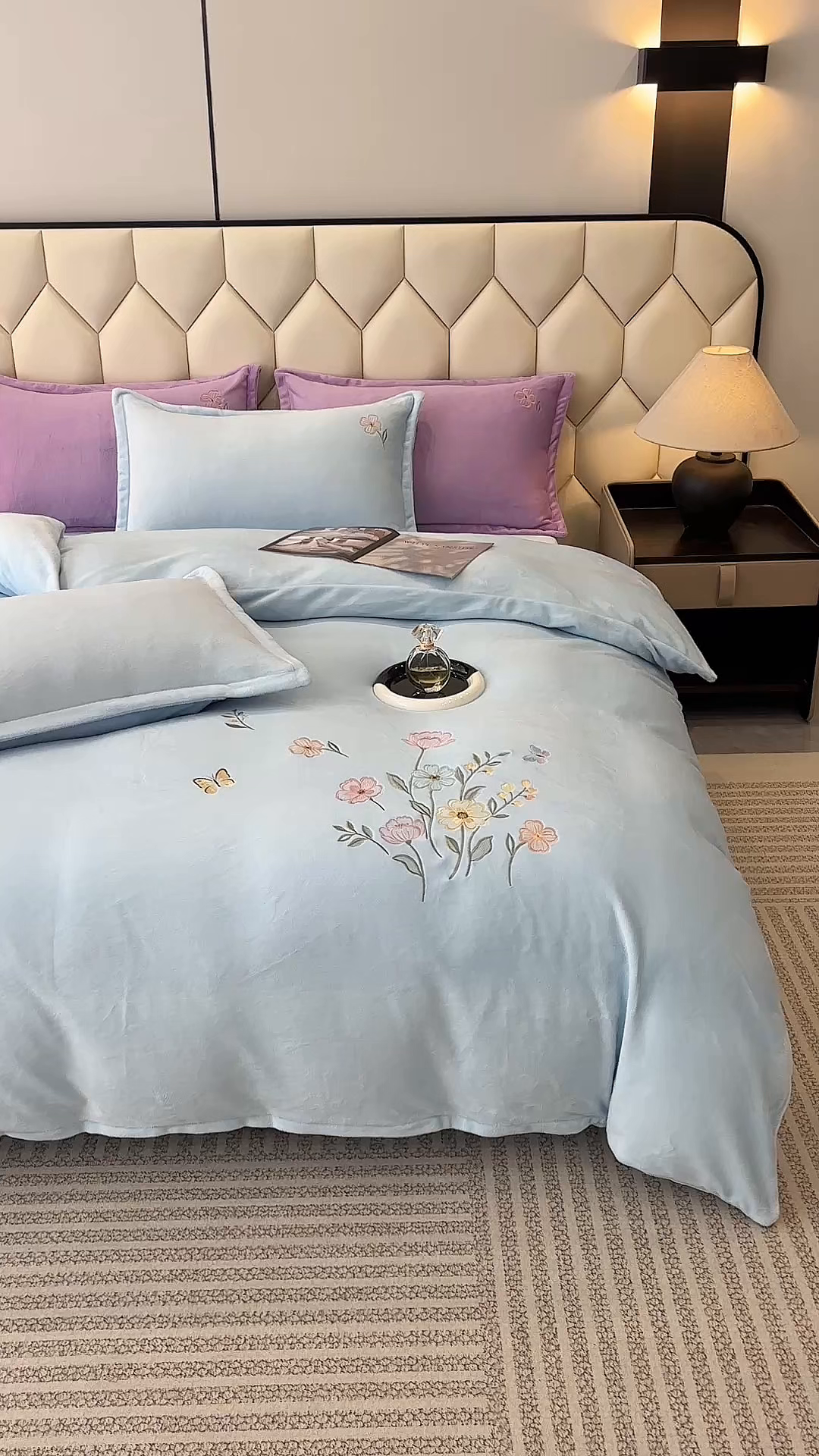 91家纺网 家纺一手货源 找家纺 织雅漫 2025新款牛奶绒绣花四件套 天蓝