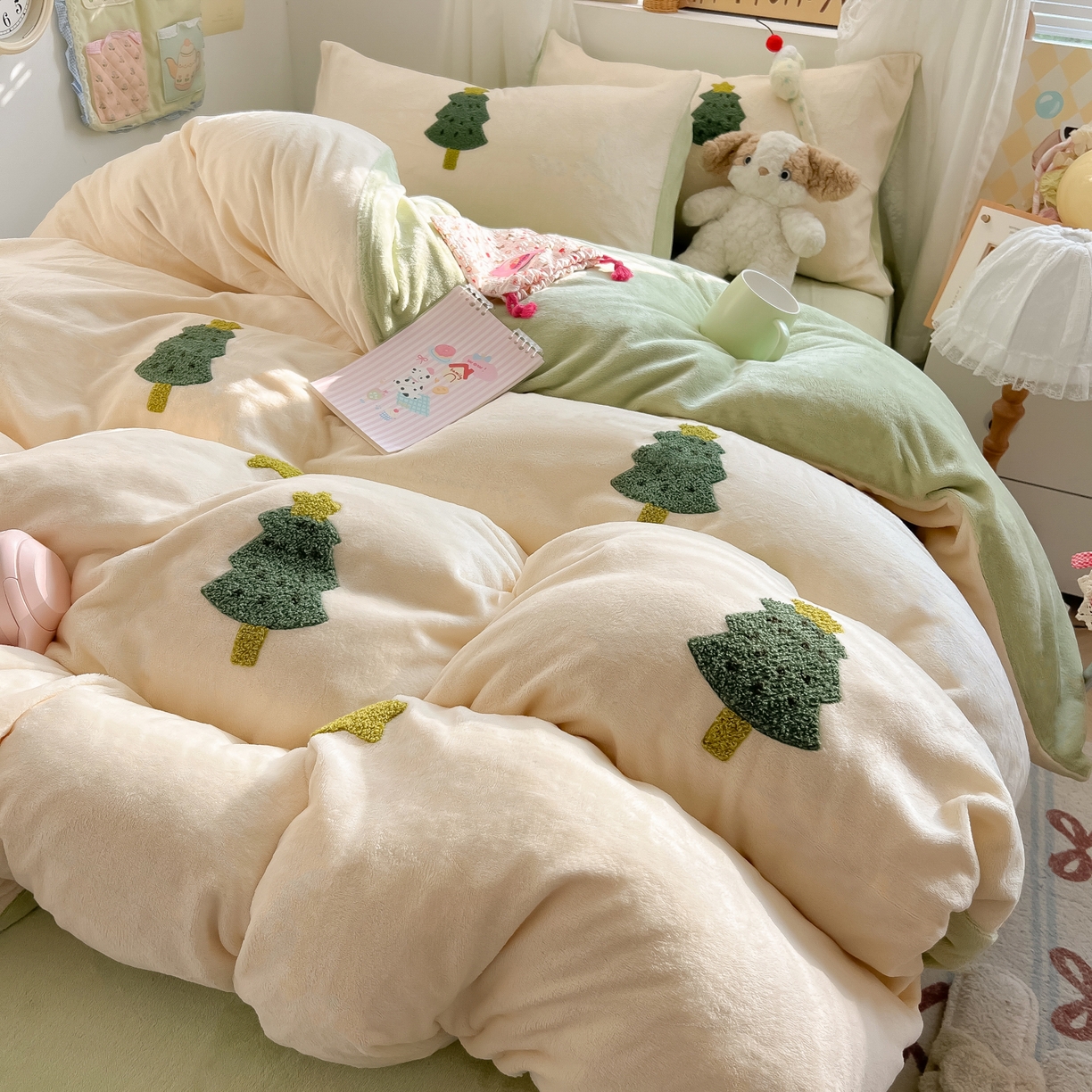 91家纺网 家纺一手货源 找家纺 韩都家居 2025新款牛奶绒毛巾绣四件套-系列一 圣诞树