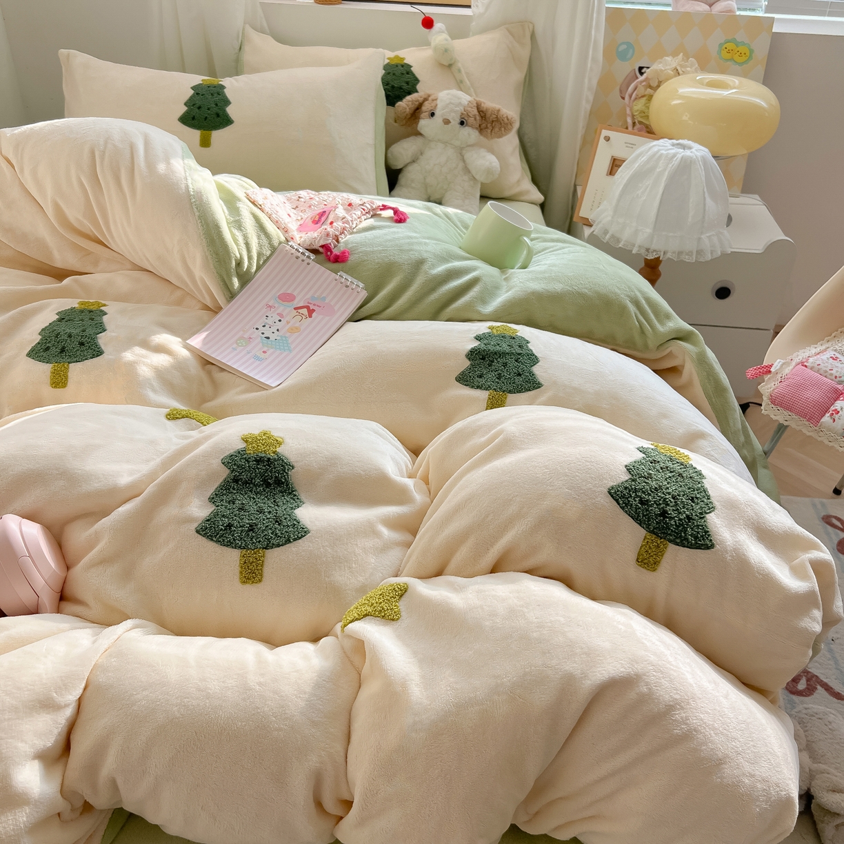 91家纺网 家纺一手货源 找家纺 韩都家居 2025新款牛奶绒毛巾绣四件套-系列一 圣诞树