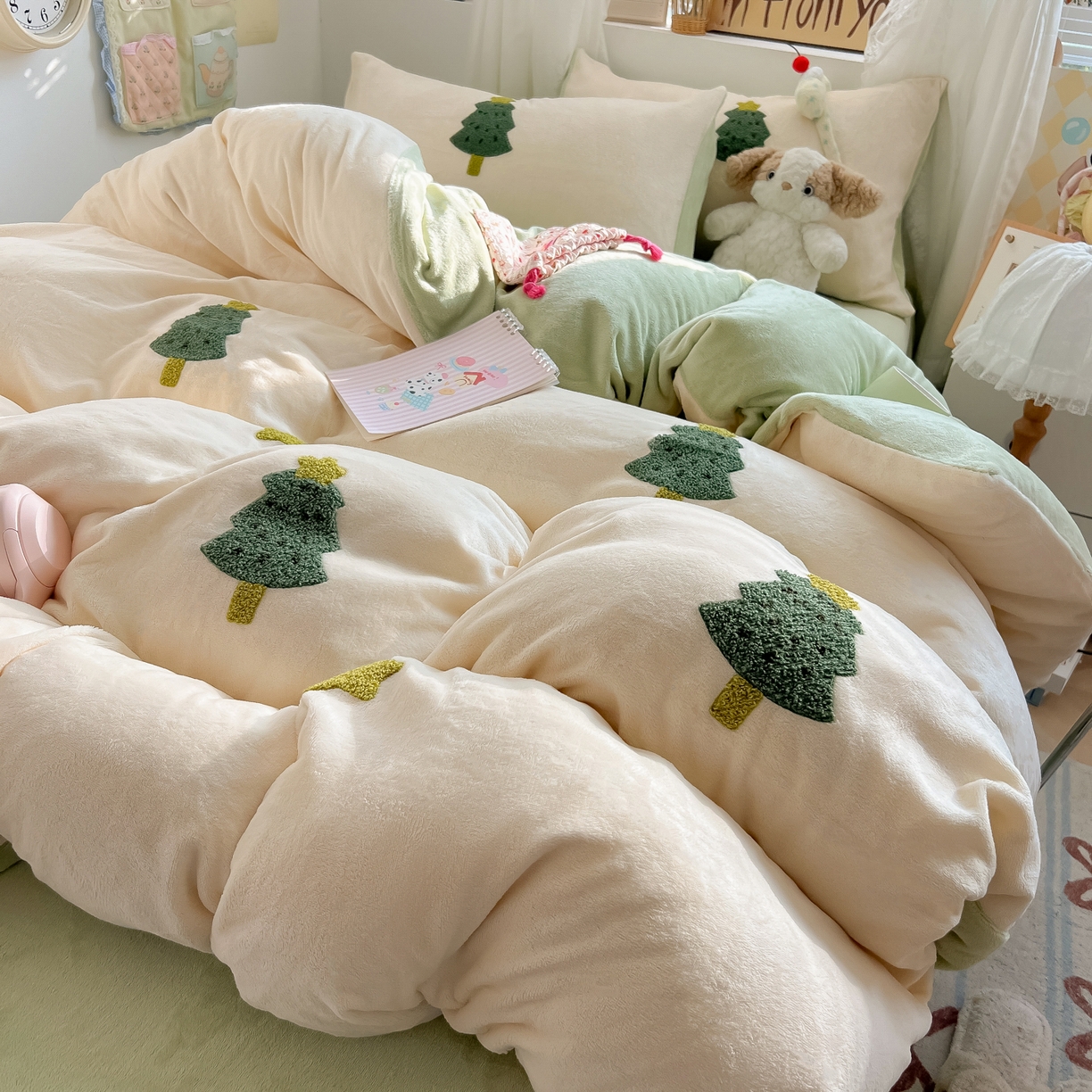 91家纺网 家纺一手货源 找家纺 韩都家居 2025新款牛奶绒毛巾绣四件套-系列一 圣诞树