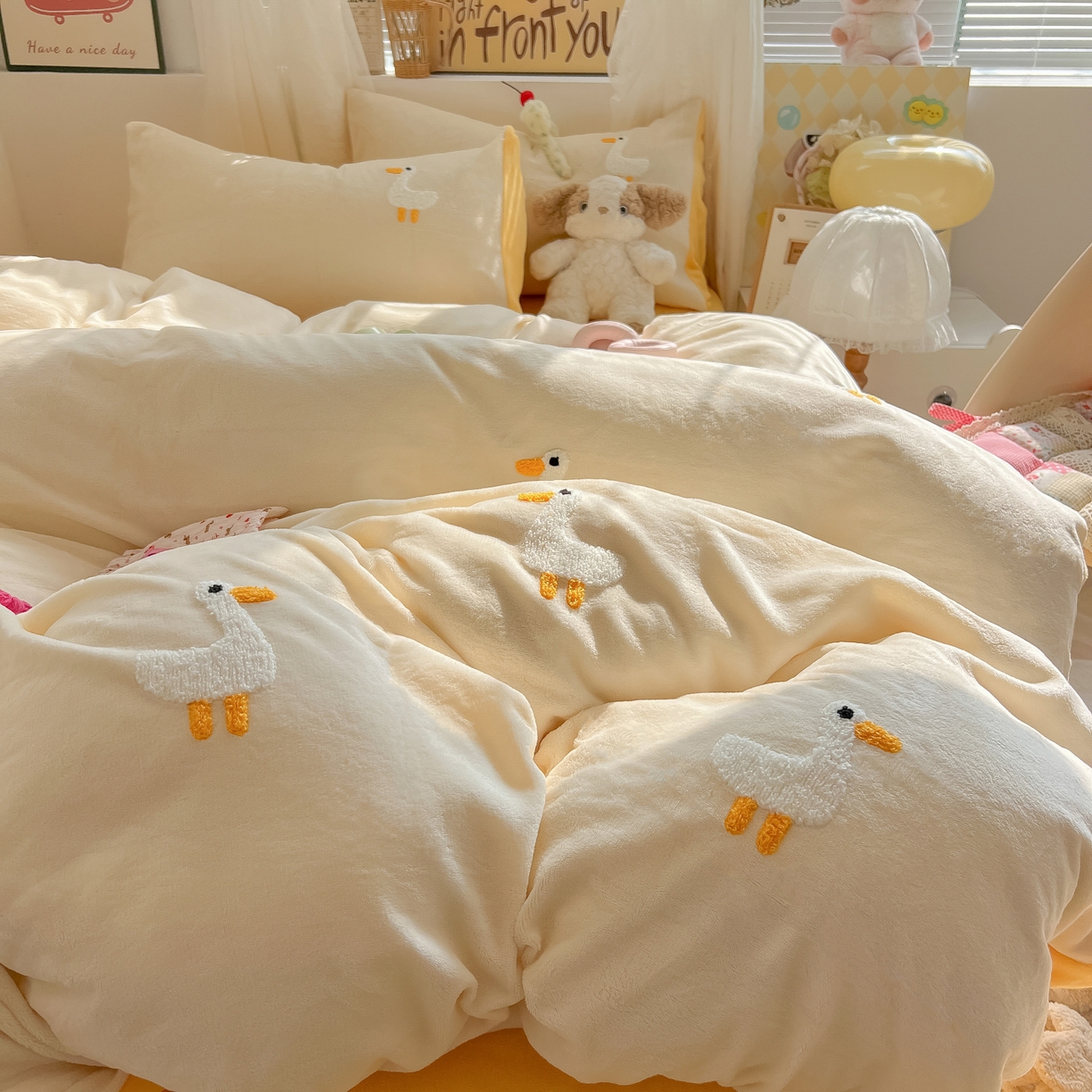 91家纺网 家纺一手货源 找家纺 韩都家居 2025新款牛奶绒毛巾绣四件套-系列一 小白鸭