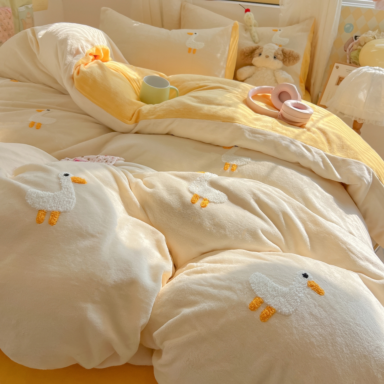 91家纺网 家纺一手货源 找家纺 韩都家居 2025新款牛奶绒毛巾绣四件套-系列一 小白鸭