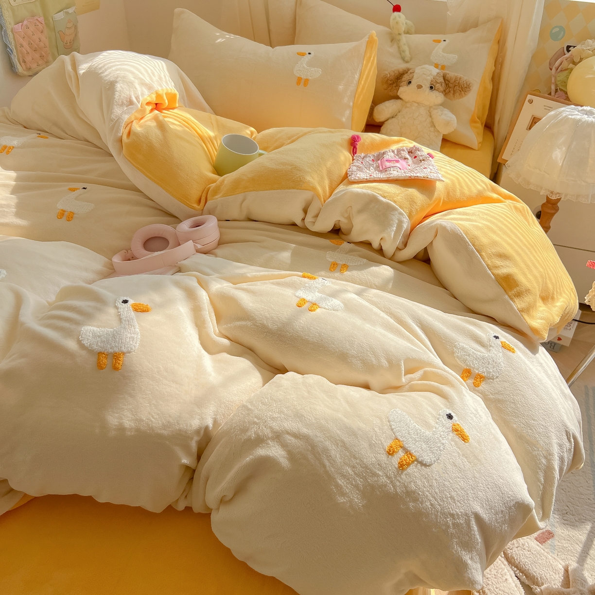 91家纺网 家纺一手货源 找家纺 韩都家居 2025新款牛奶绒毛巾绣四件套-系列一 小白鸭