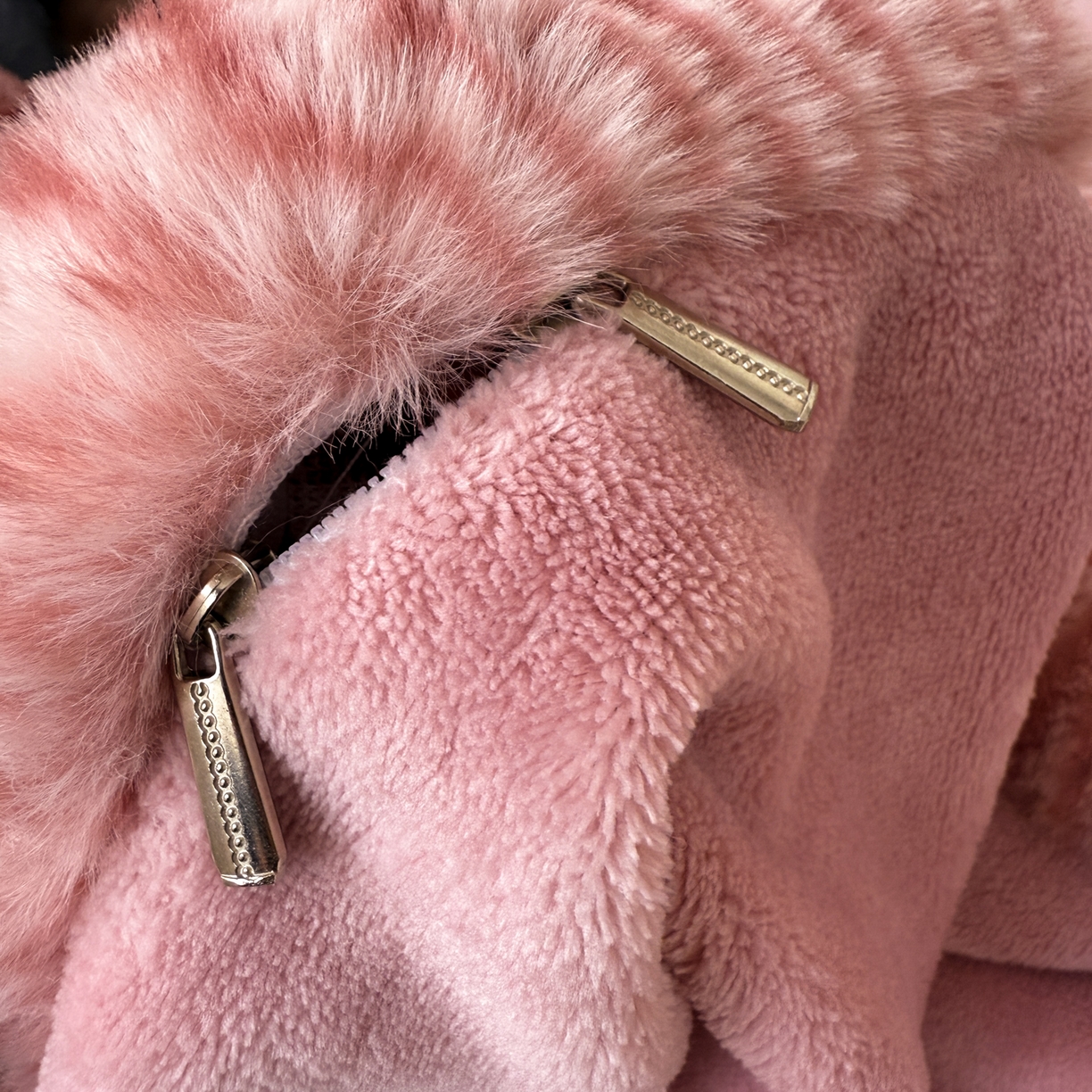 91家纺网 家纺一手货源 找家纺 眠博士 2025新款阳离子兔兔绒四件套 兔兔绒阳离子-波纹豆沙