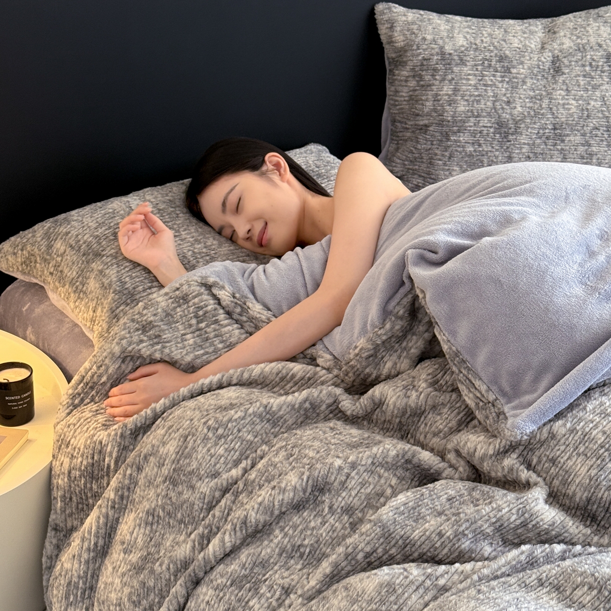 91家纺网 家纺一手货源 找家纺 眠博士 2025新款阳离子兔兔绒四件套 兔兔绒阳离子-抽条浅灰