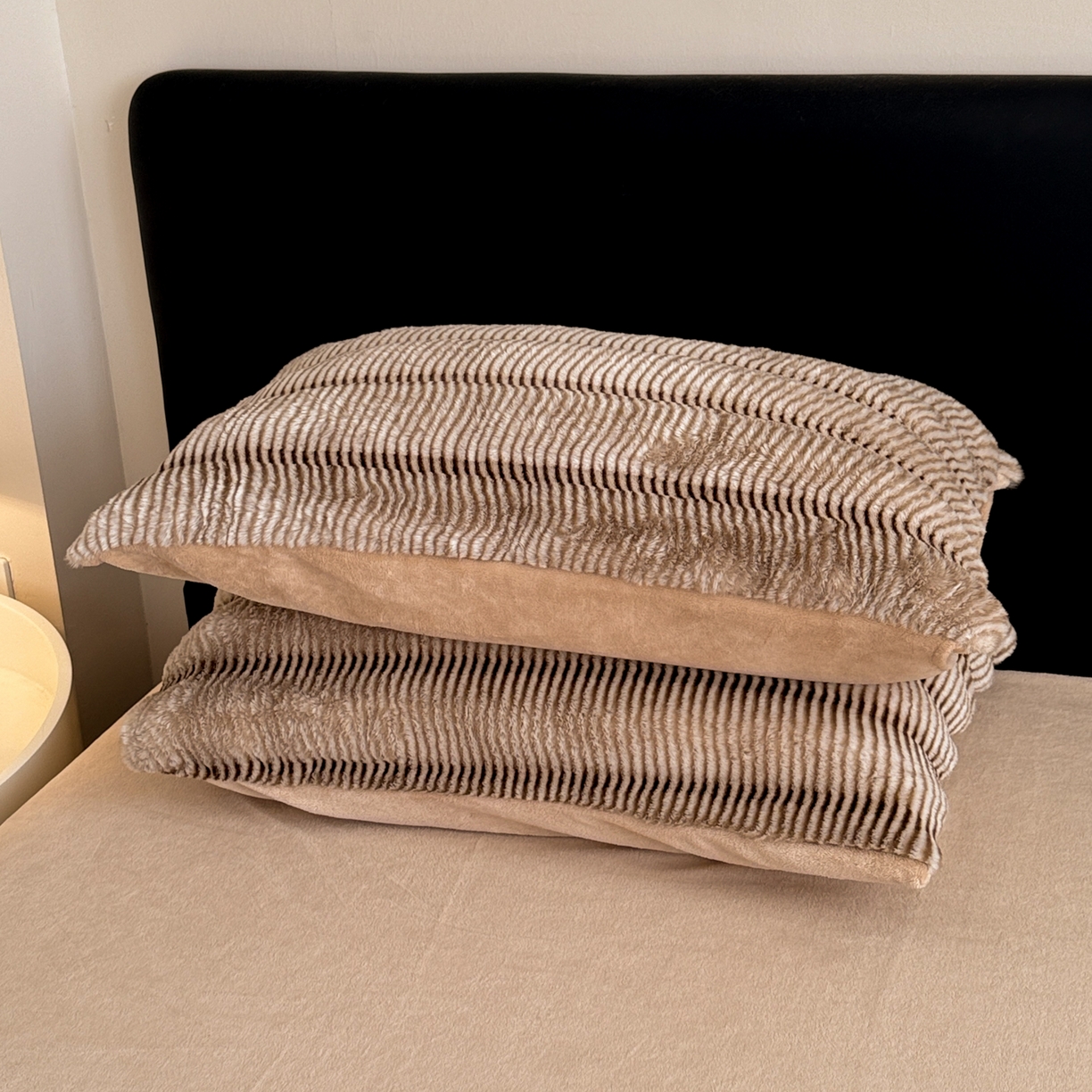 91家纺网 家纺一手货源 找家纺 眠博士 2025新款阳离子兔兔绒四件套 兔兔绒阳离子-波纹暖咖