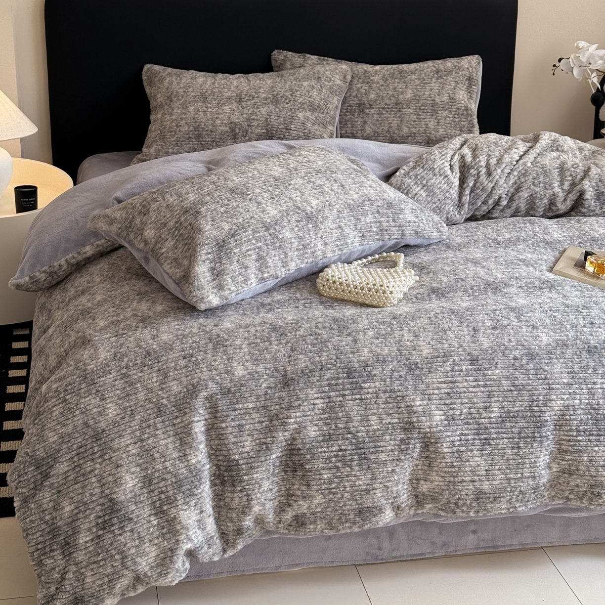 91家纺网 家纺一手货源 找家纺 眠博士 2025新款阳离子兔兔绒四件套 兔兔绒阳离子-抽条浅灰