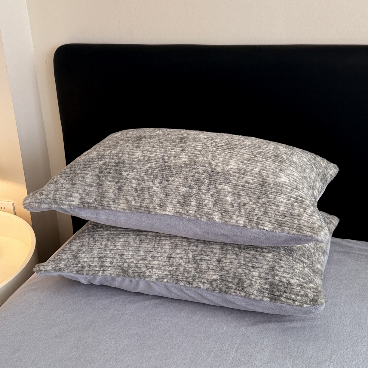 91家纺网 家纺一手货源 找家纺 眠博士 2025新款阳离子兔兔绒四件套 兔兔绒阳离子-抽条浅灰