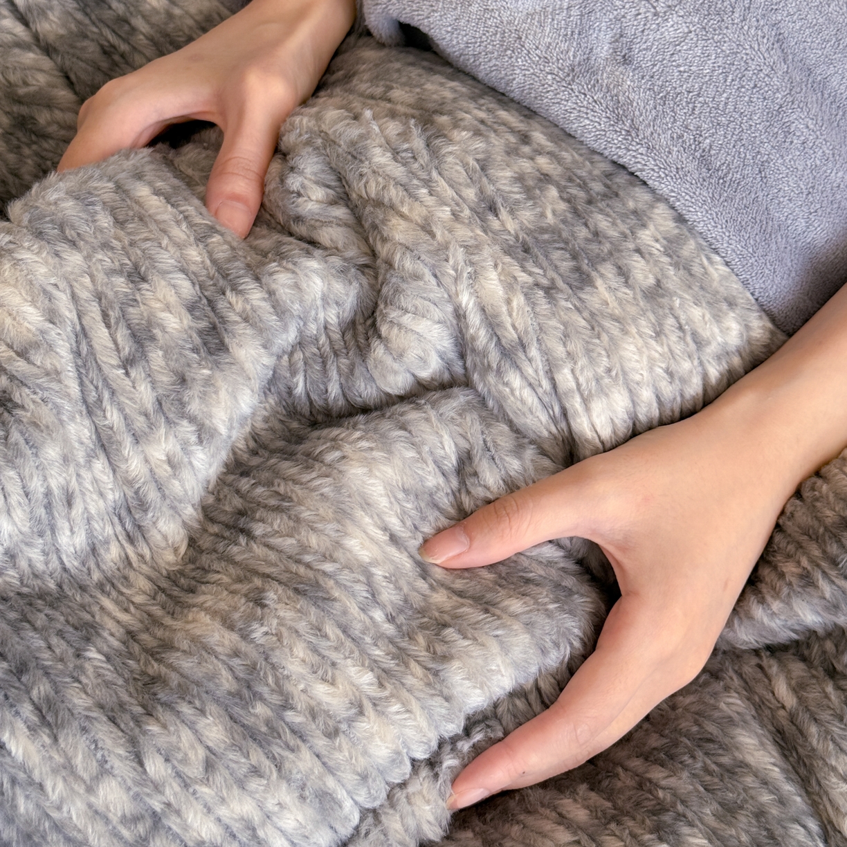 91家纺网 家纺一手货源 找家纺 眠博士 2025新款阳离子兔兔绒四件套 兔兔绒阳离子-抽条浅灰