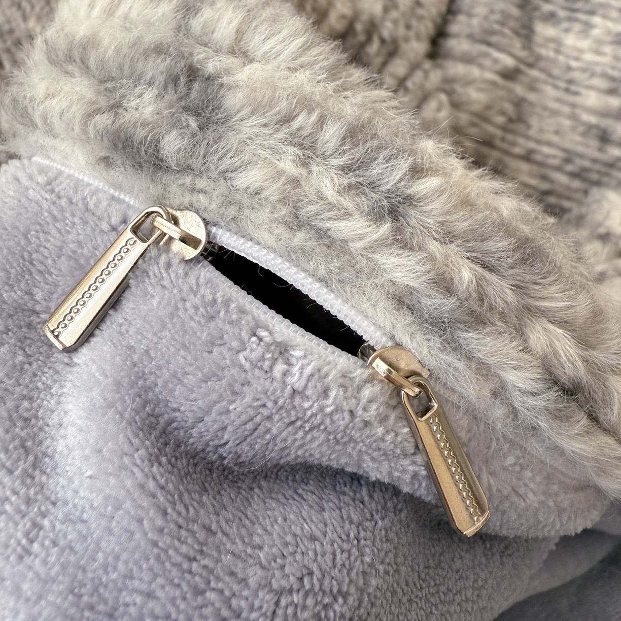 91家纺网 家纺一手货源 找家纺 眠博士 2025新款阳离子兔兔绒四件套 兔兔绒阳离子-抽条浅灰