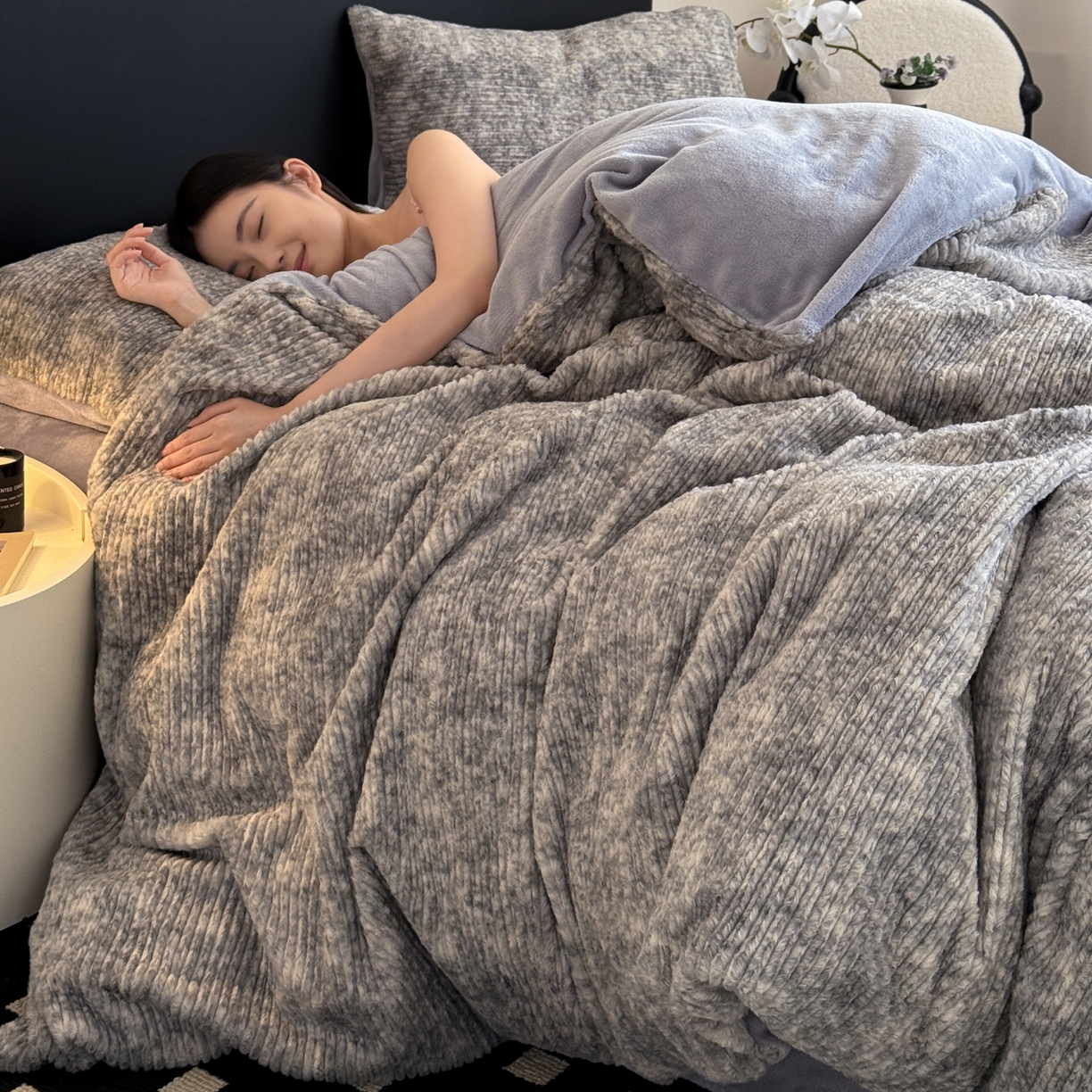 91家纺网 家纺一手货源 找家纺 眠博士 2025新款阳离子兔兔绒四件套 兔兔绒阳离子-抽条浅灰