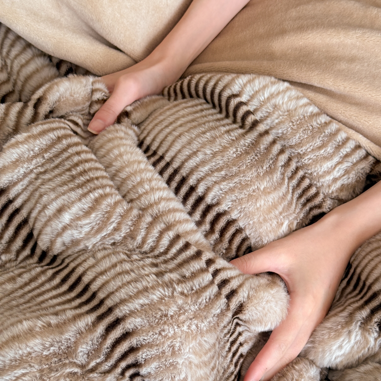 91家纺网 家纺一手货源 找家纺 眠博士 2025新款阳离子兔兔绒四件套 兔兔绒阳离子-波纹暖咖