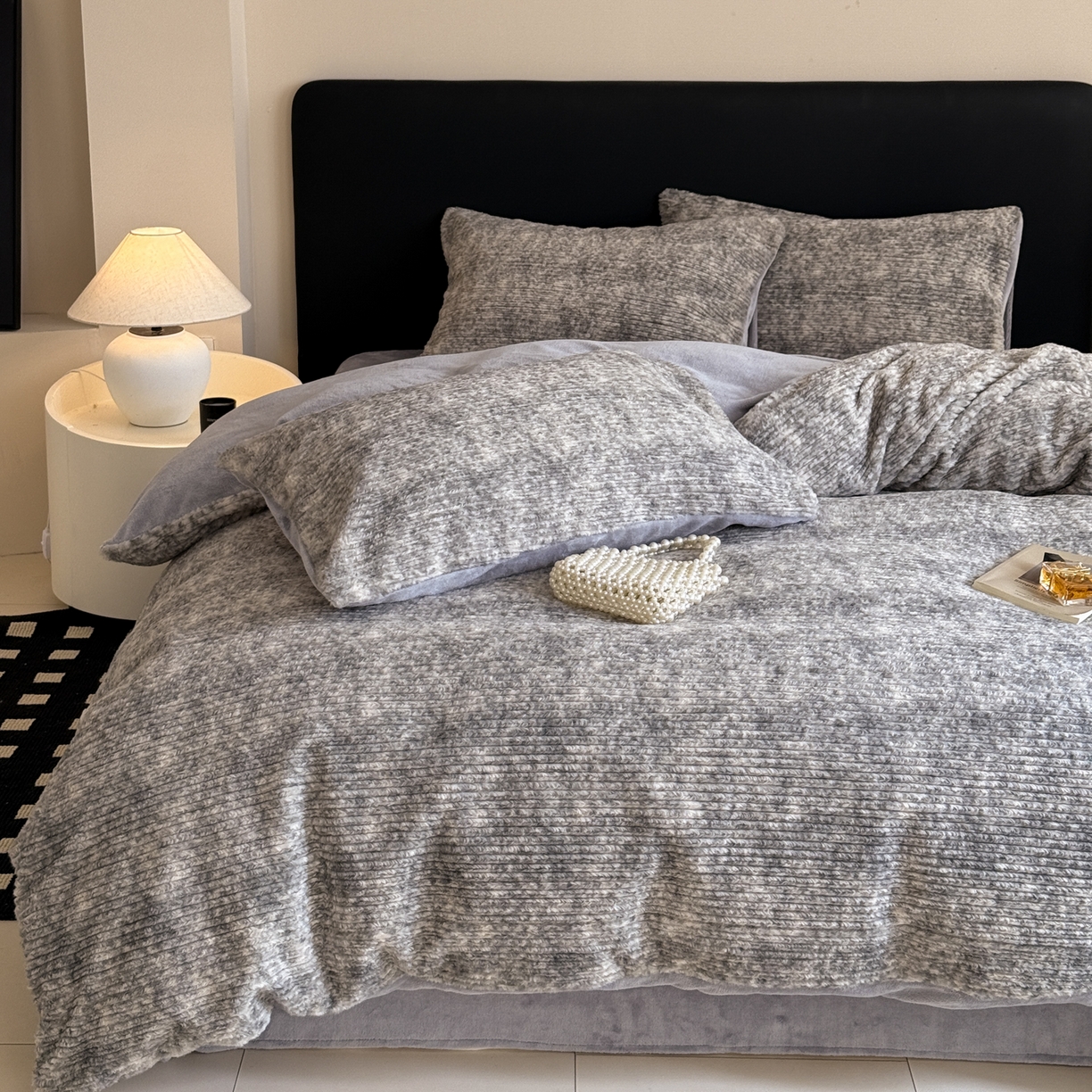 91家纺网 家纺一手货源 找家纺 眠博士 2025新款阳离子兔兔绒四件套 兔兔绒阳离子-抽条浅灰