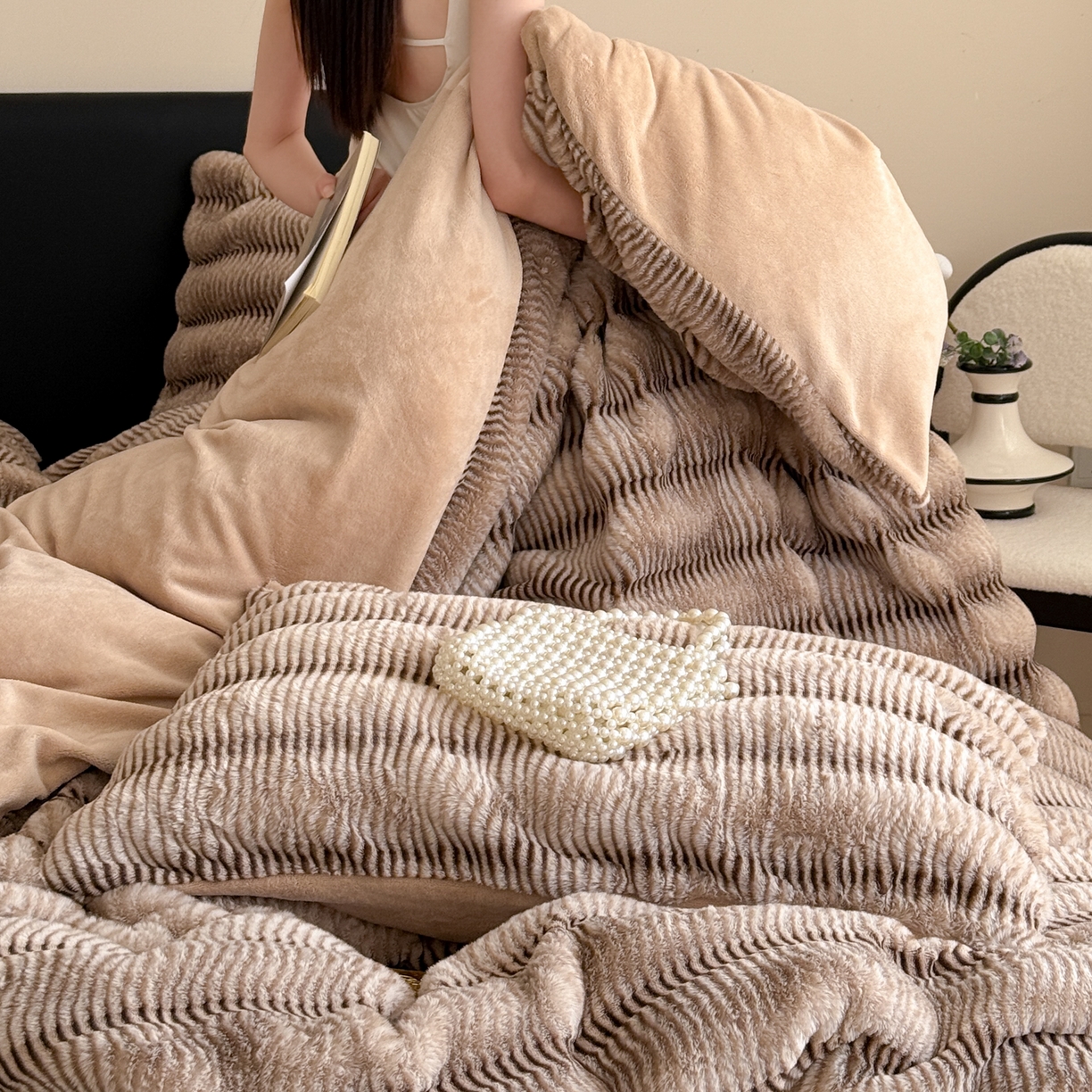 91家纺网 家纺一手货源 找家纺 眠博士 2025新款阳离子兔兔绒四件套 兔兔绒阳离子-波纹暖咖