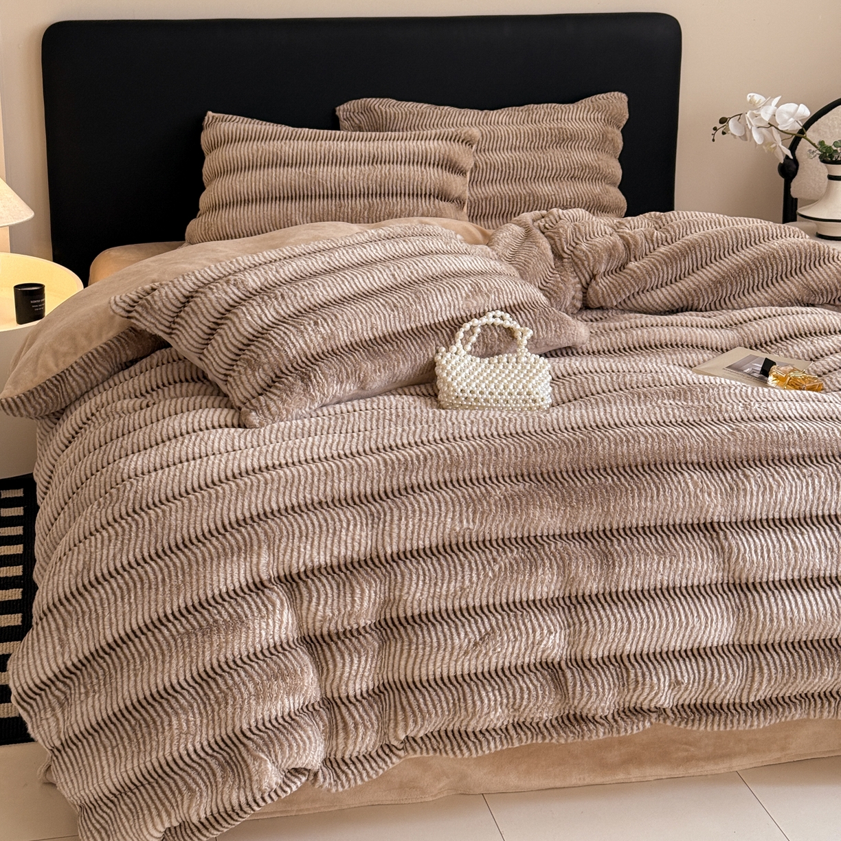 91家纺网 家纺一手货源 找家纺 眠博士 2025新款阳离子兔兔绒四件套 兔兔绒阳离子-波纹暖咖